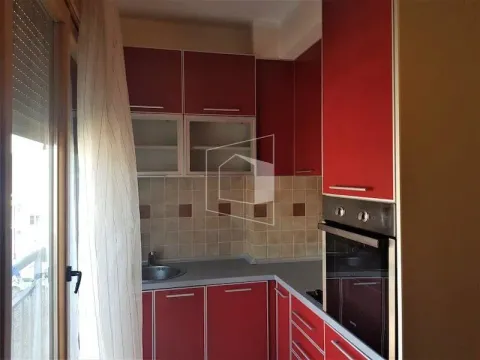 Manja kuhinja sa crvenim elementima i ugradnom rernom. - image 8
