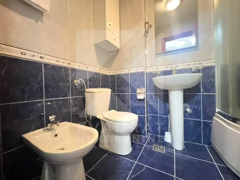 Kupatilo opremljeno sanitarijama, pločicama i ogledalom. - image 8