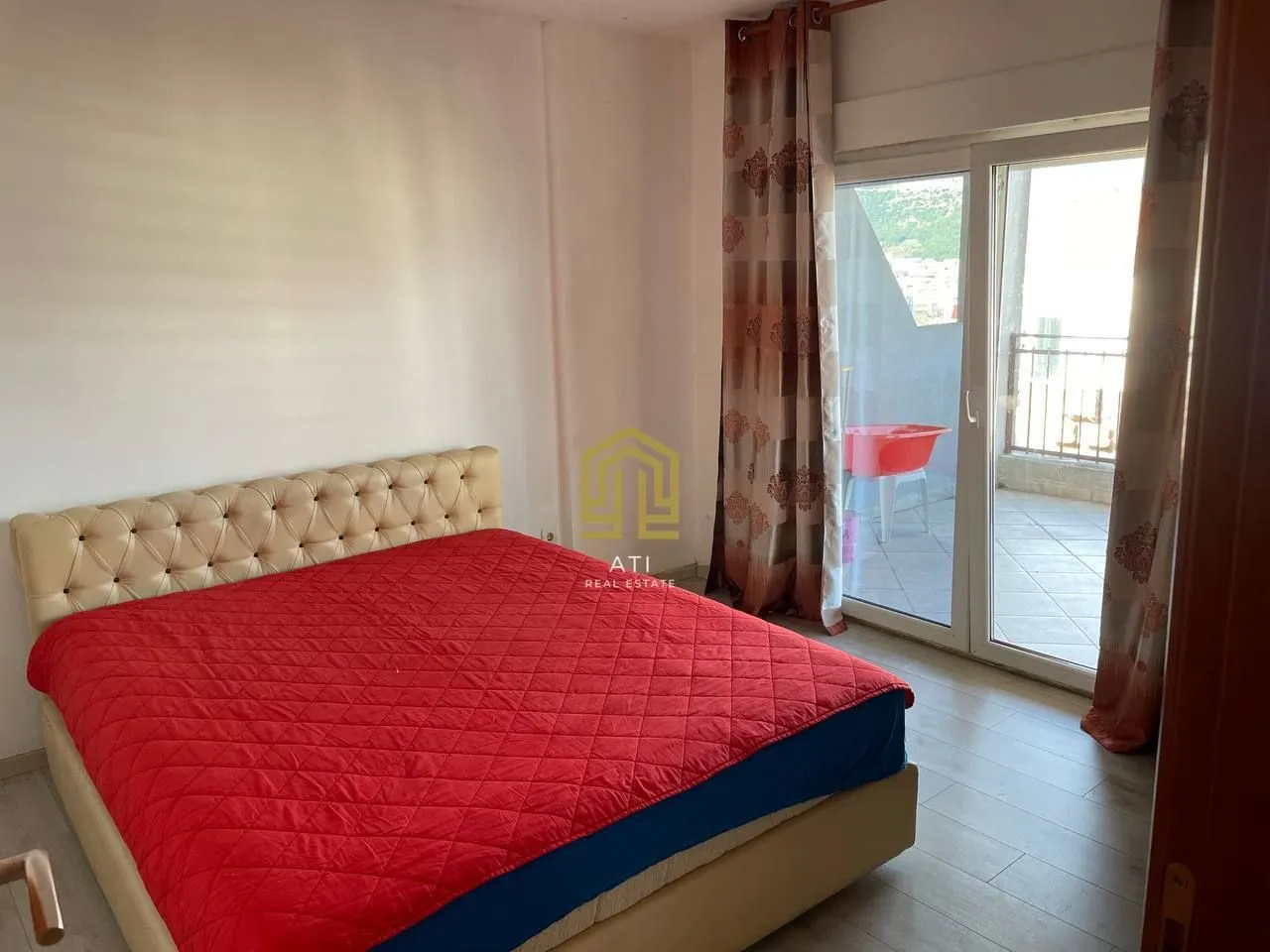 Bedroom with a double bed and access to the terrace.