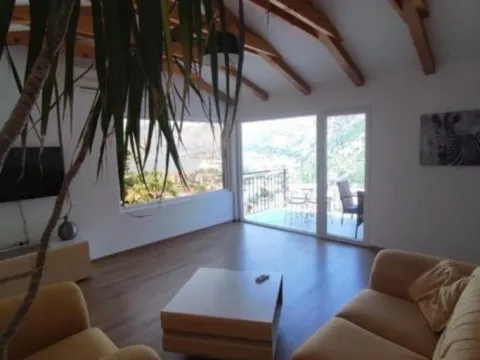 Izdavanje, dvosoban stan, 80m², Škaljari, Kotor - image 9