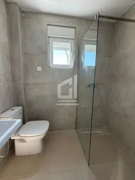 Moderno opremljeno kupatilo sa tuš kabinom i prozorom. - image 9