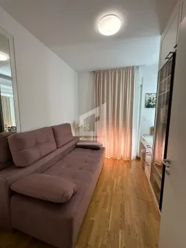 Manja spavaća soba sa bračnim krevetom, garderoberom i drvenim podom. - image 7