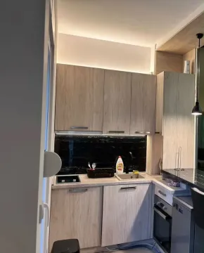 Moderna kuhinja sa drvenim elementima i ugrađenim aparatima. - image 4