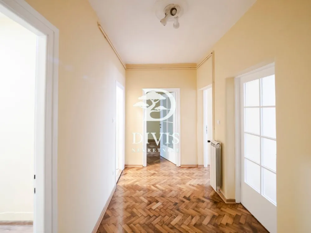Prodaja, četvorosoban stan, 65m², Skadarlija, Beograd