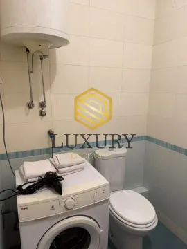 Manje kupatilo sa veš mašinom, bojlerom i WC šoljom. - image 11