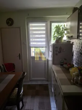 Kuhinja sa trpezarijskim stolom i izlazom na terasu. - image 4