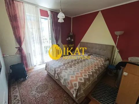 Spavaća soba sa bračnim krevetom i izlazom na terasu. - image 7