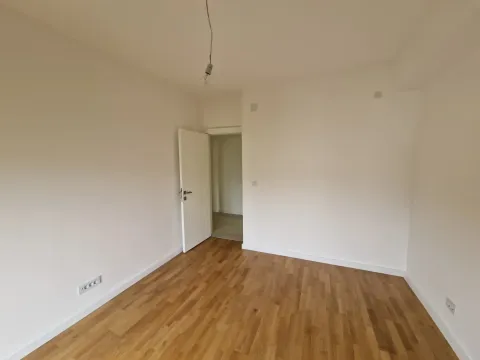 Prazna neopremljena prostorija sa drvenim podom i otvorenim vratima. - image 6
