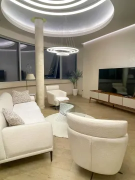 Moderna dnevna soba sa garniturom, foteljama i TV komodom. - image 6