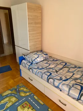 Dječija soba sa krevetom i ormarom. - image 5