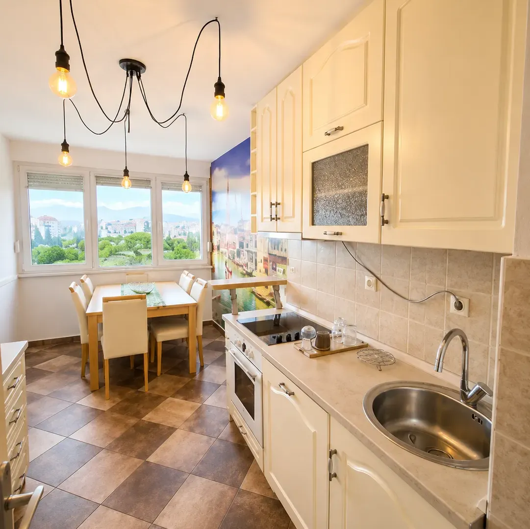 Izdavanje, dvosoban stan, 70m², Pobrežje, Podgorica