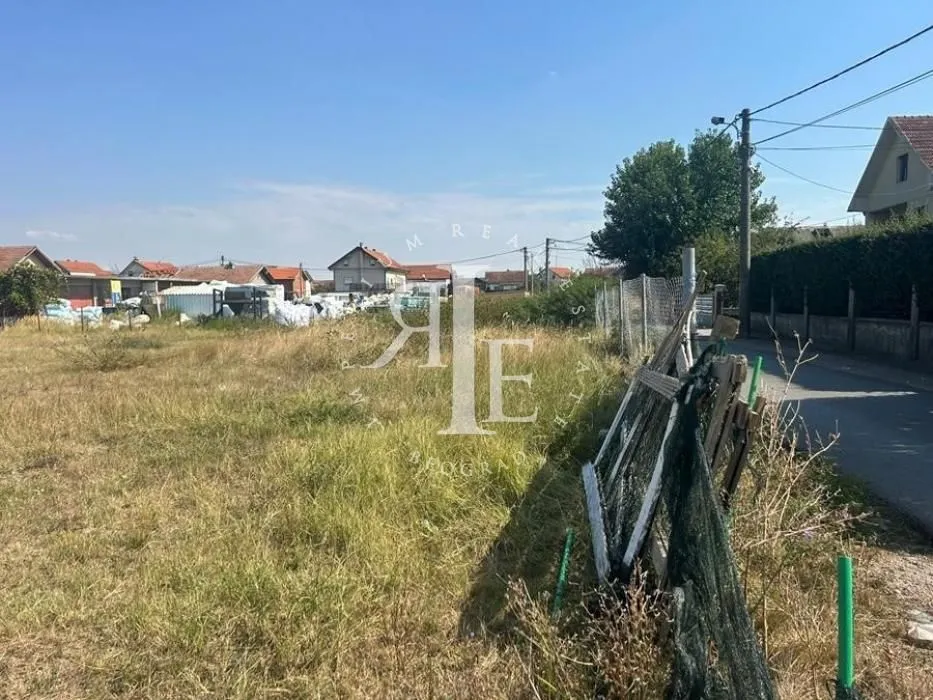 Pogled na plac i okolne kuće pored puta.