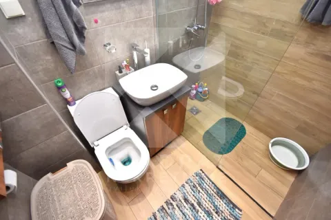 Kompaktno kupatilo sa tuš kabinom, umivaonikom i wc šoljom. - image 12