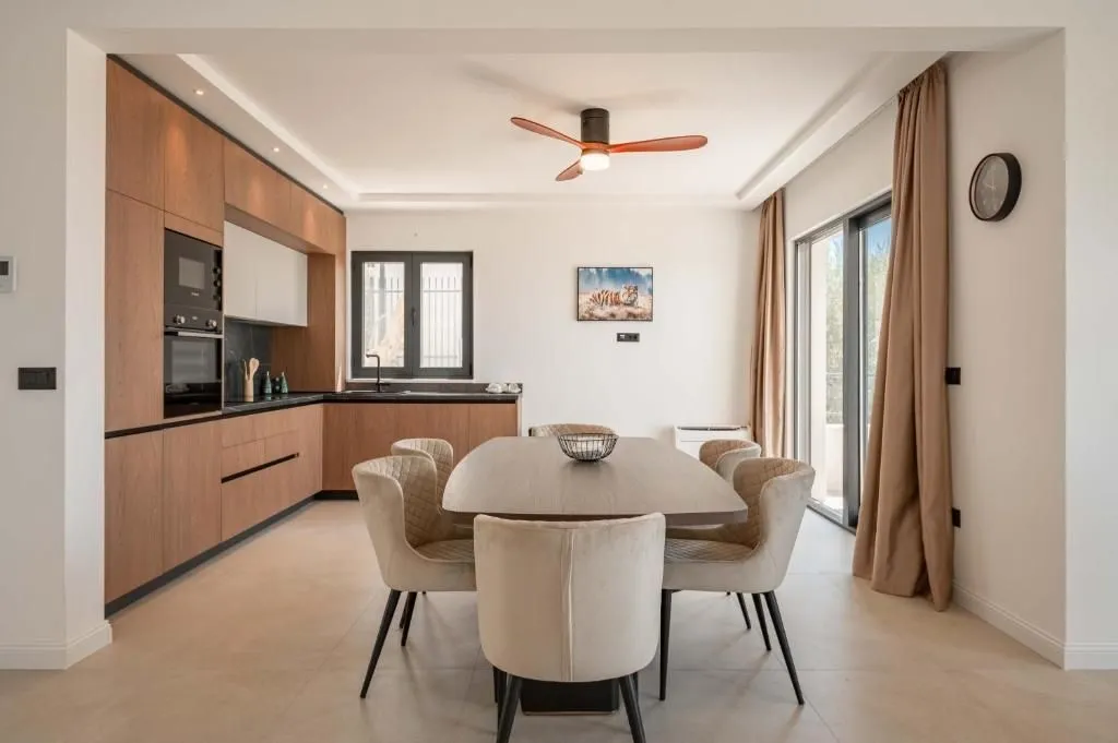 Rent, house, 318m², Reževići, Budva