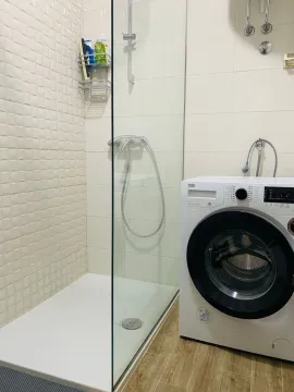 Kupatilo sa tuš kabinom i veš mašinom. - image 11