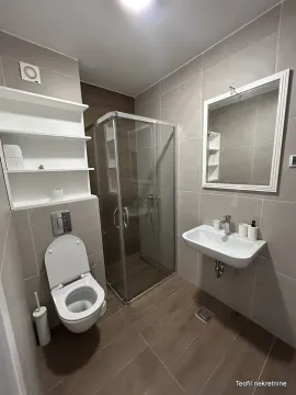Moderno opremljeno kupatilo sa tuš kabinom, umivaonikom i toaletom. - image 10