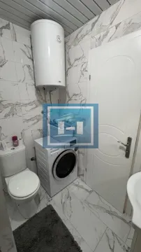 Kupatilo sa toaletom, mašinom za veš i bojlerom na zidu. - image 17