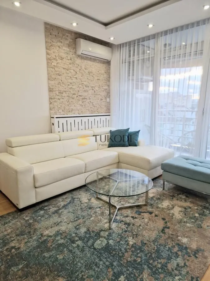 Izdavanje, trosoban stan, 105m², Centar, Novi Sad