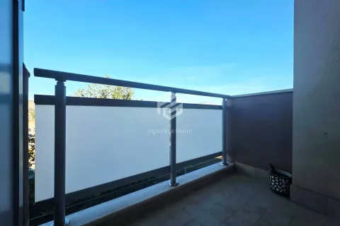 Manji natkriveni balkon sa popločanim podom i metalnom ogradom. - image 15