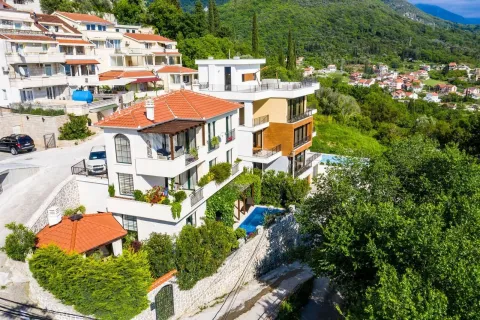 Pogled iz vazduha na kuću sa bazenom okruženu zelenilom. - image 18