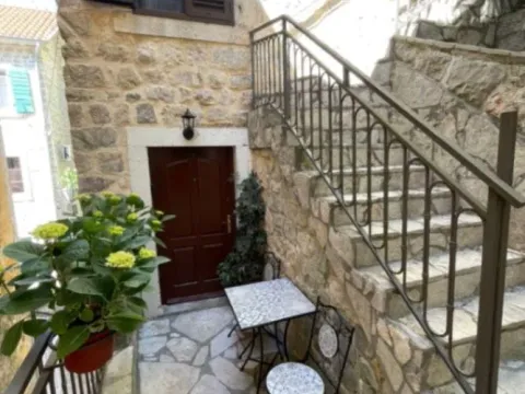 Izdavanje, jednosoban stan, 40m², Stari Grad Kotor, Kotor - image 8
