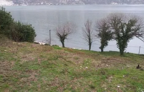 Plac pored mora sa pogledom na zaliv.