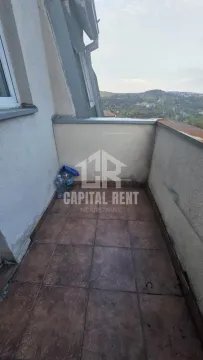 Manji popločani balkon sa pogledom na okolno zelenilo i brda. - image 10