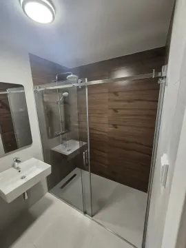Moderne kupatilo sa tuš kabinom i umivaonikom. - image 15