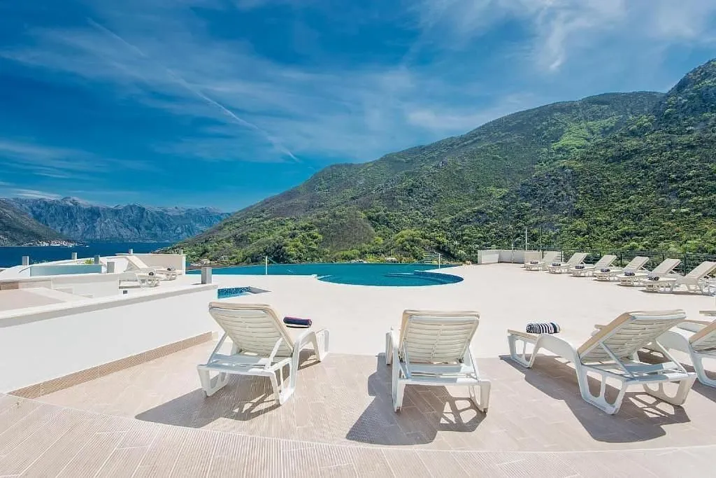 Prodaja, dvosoban stan, 84m², Morinj, Kotor