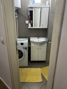 Manje kupatilo sa umivaonikom, ogledalom, veš mašinom i bojlerom. - image 3