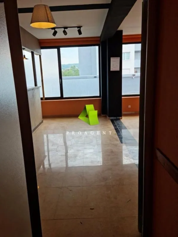 Rent, office space, 91m², Medijana, Niš