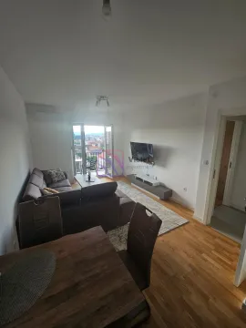 Dnevna soba sa garniturom, TV-om i trpezarijskim stolom, sa izlazom na terasu. - image 6