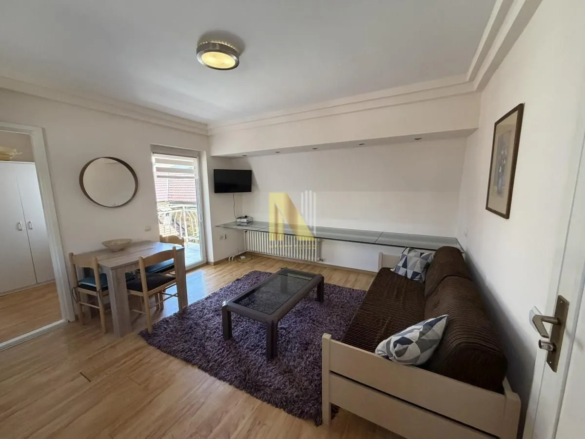 Izdavanje, trosoban stan, 57m², Centar, Novi Sad