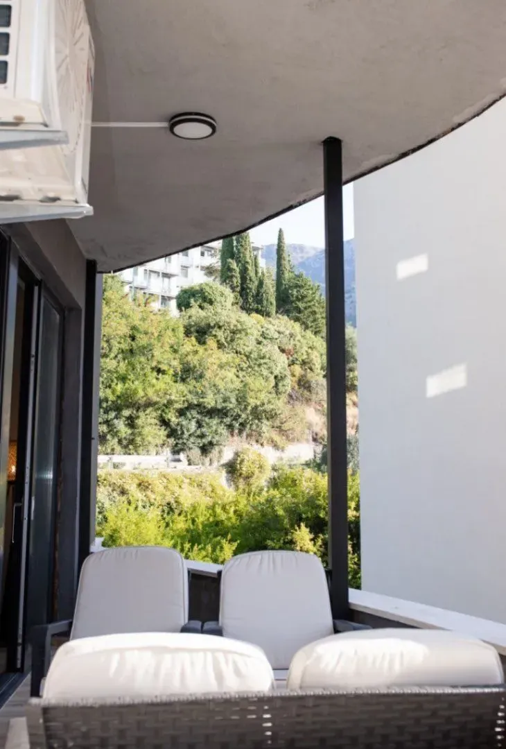 Izdavanje, dvosoban stan, 90m², Rafailovići, Budva