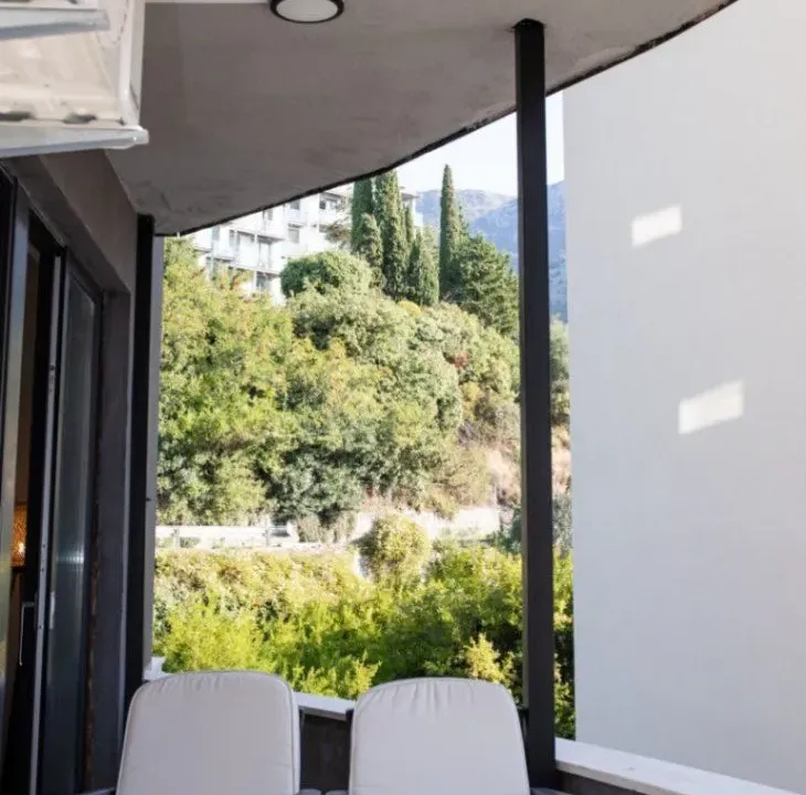 Izdavanje, dvosoban stan, 90m², Rafailovići, Budva