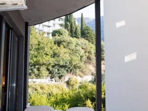 Izdavanje, dvosoban stan, 90m², Rafailovići, Budva - image 1