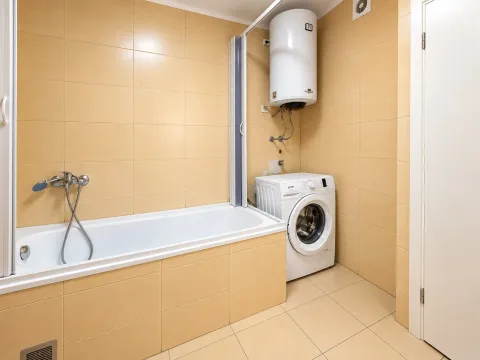 Kupatilo opremljeno kadom, bojlerom i veš mašinom. - image 14