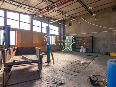 Poslovni prostor in Tološi