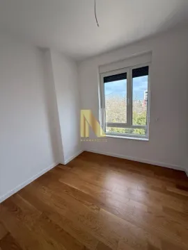 Prazna soba sa parketom i prozorom. - image 11