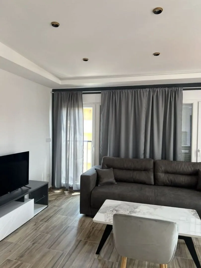 Izdavanje, dvosoban stan, 90m², Kalimanj, Tivat