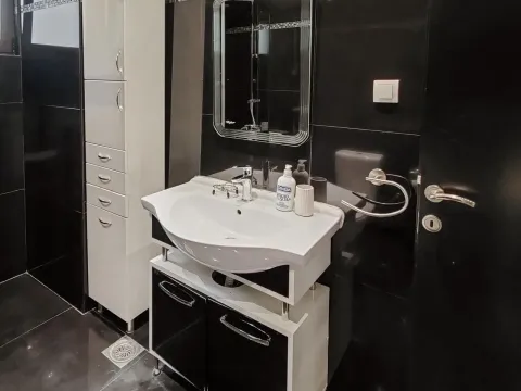 Sale, one bedroom apartment, 47m², Dobrota, Kotor - image 8