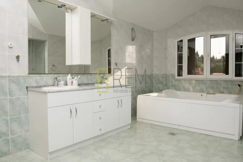 Prodaja, kuća, 460m², Zagorič, Podgorica