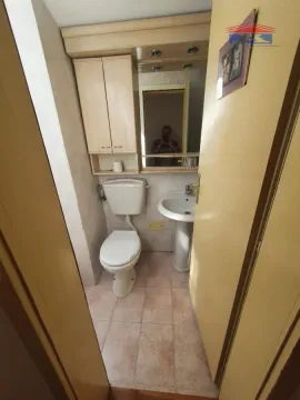 Manje kupatilo sa WC šoljom, umivaonikom i zidnim ormarićem sa ogledalom. - image 12