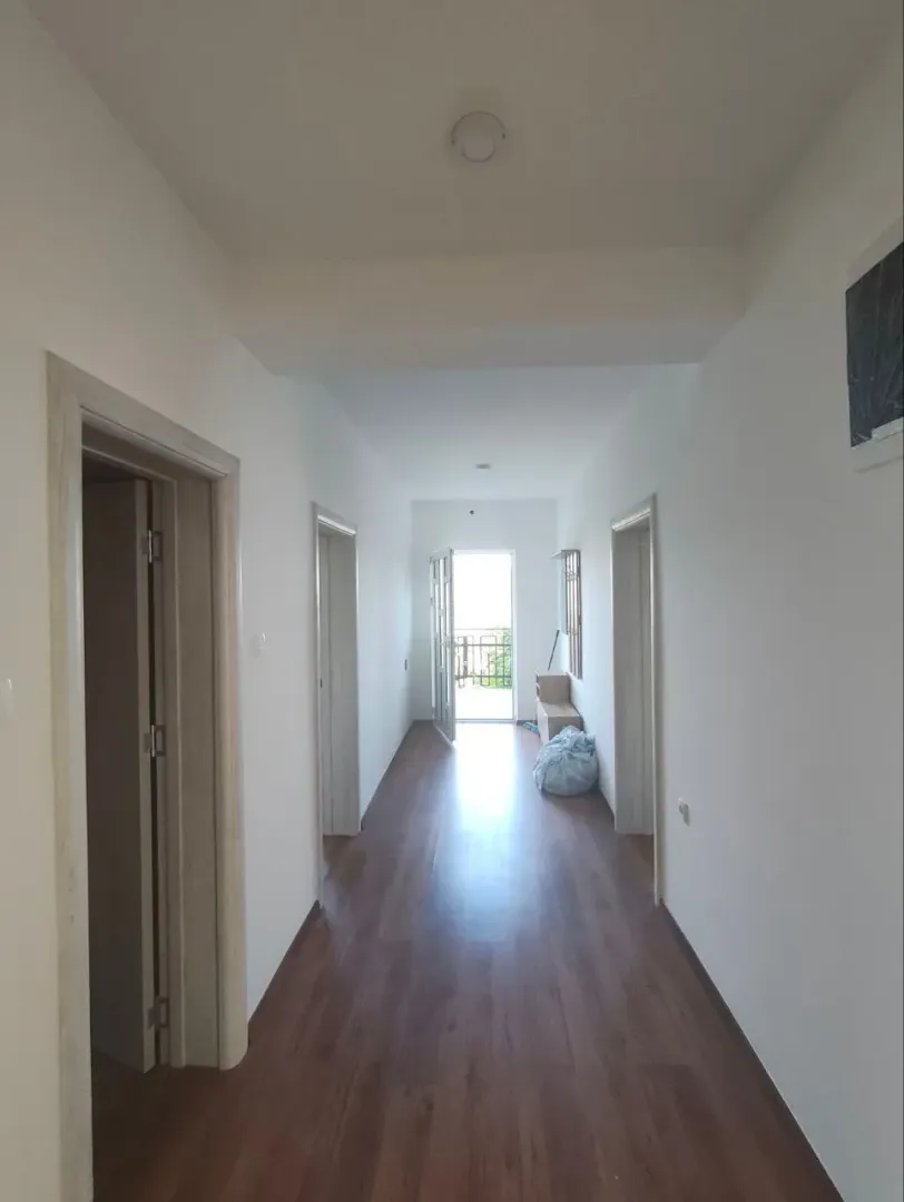 Izdavanje, trosoban stan, 90m², Tivat, Crna Gora