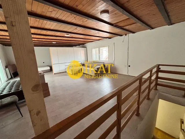 Izdavanje, kuća, 22m², Zemun Centar, Zemun Sve Podlokacije