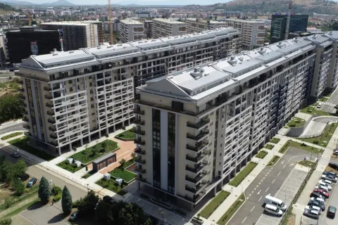 Pogled iz vazduha na stambene zgrade i okolno naselje. - image 2
