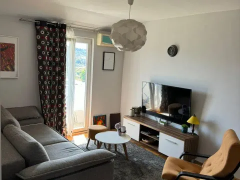 Izdavanje, jednosoban stan, 42m², City Kvart, Podgorica - image 1