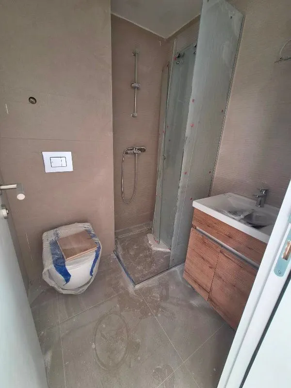 Kupatilo u fazi završnih radova sa sanitarijama.