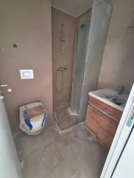Kupatilo u fazi završnih radova sa sanitarijama. - image 9