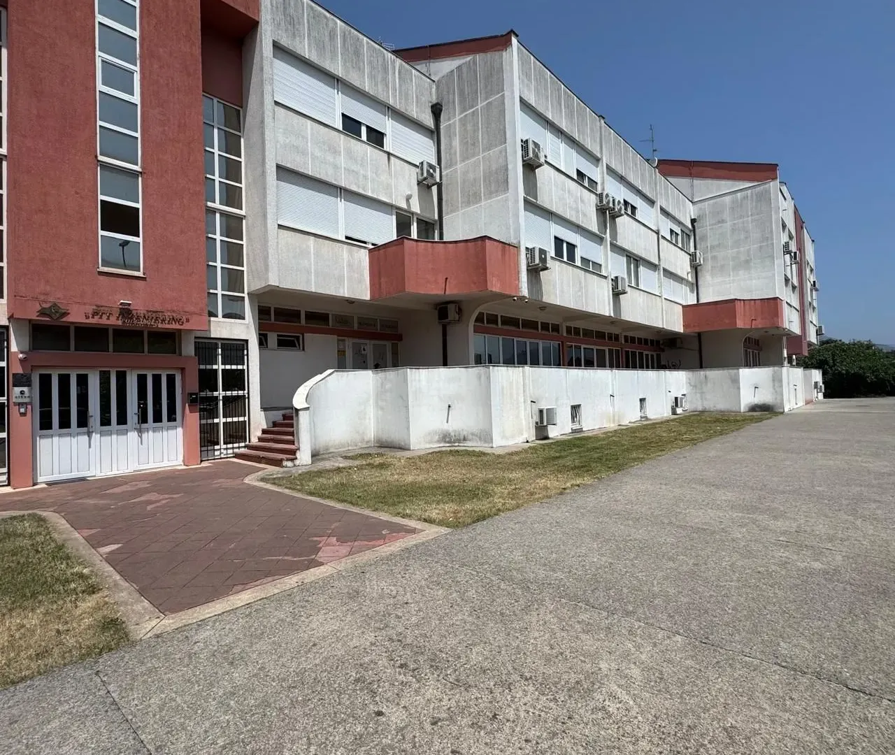 Izdavanje, poslovni prostor, 200m², Gintaš, Podgorica